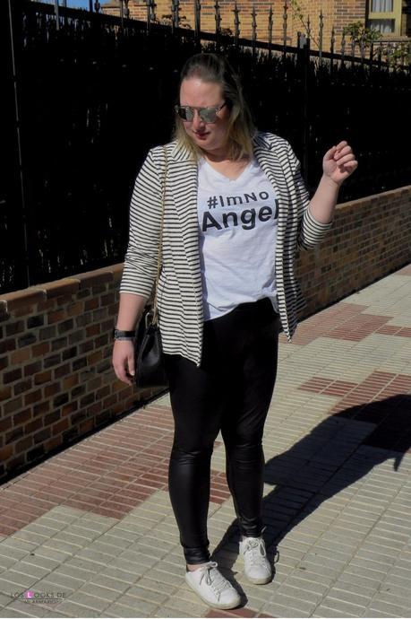 blazer de rayas de violeta by mango Look blazer de rayas navy violeta by mango con leggins polipiel camiseta con mensaje #iamnoangel outfit de primavera