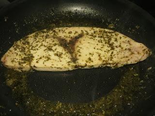 EMPERADOR CON SALSA CHIMICHURRI