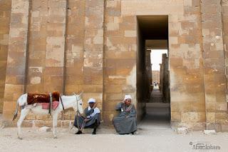 Egipcios a la puerta del templo de Saqqara. Fotografia_Viajes_Egipto.Abuelohara