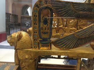 Fotografía de detalle del Trono de Tutankamon en el Museo Egipcio (El Cairo). https://3.bp.blogspot.com/-M6N5d5O-yTA/WNbTdjLzbGI/AAAAAAAA9vY/jHE6l0Dap2owFdrE_GfFMnh8B_5U61p_gCPcB/s320/MUSEO_EGIPTO-221.jpg