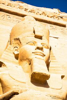 Primer plano de uno de los Colosos de Ramsés II en la fachada de Abu Simbel. Fotografia_Viajes_Egipto.Abuelohara