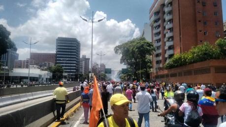 Pequeños grupos de oposición otra vez generan #violencia en #Caracas #Venezuela (FOTOS)