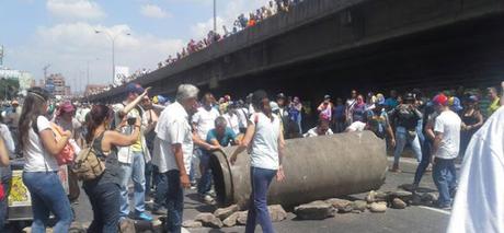 Pequeños grupos de oposición otra vez generan #violencia en #Caracas #Venezuela (FOTOS)