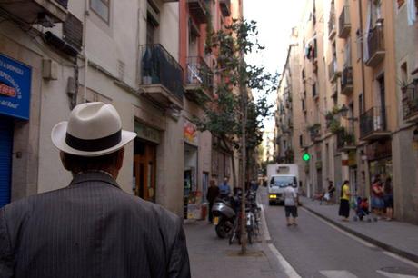 La imagen puede contener: una o varias personas, personas caminando, sombrero y exterior