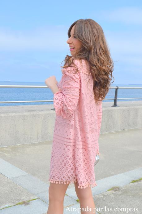 VESTIDO DE CROCHET Y POMPONES ROSA