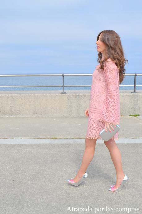 VESTIDO DE CROCHET Y POMPONES ROSA