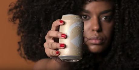 Esta marca de cerveza lanza latas con tonos de piel para defender la diversidad