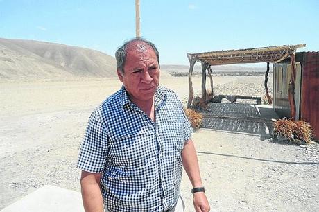 Arqueólogo Jhony Isla Cuadrado investiga supuesta hallazgo alienígena en Nasca, Perú.