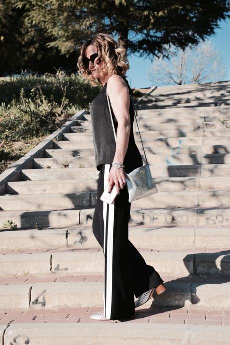 Pantalón raya lateral side-stripe-pants-black-white-spring-look-silver