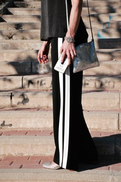 side-stripe-pants-black-white-spring-look-silver