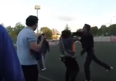 Un presunto papá da un puñetazo a una mamá en un partido de juveniles. Batalla campal e intervención policial