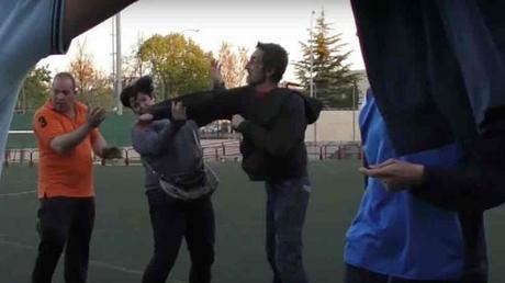 Un presunto papá da un puñetazo a una mamá en un partido de juveniles. Batalla campal e intervención policial