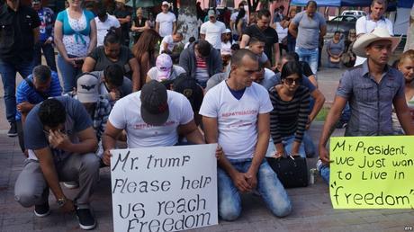 Manifestación de cubanos varados en México en frontera de EE.UU