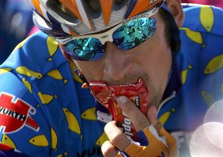 ¿Por qué las bebidas deportivas afectan los dientes en los ciclistas?