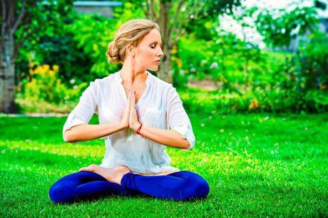 meditar-yoga-relajacion-estres-naturaleza-aire-ansiedad-depresion