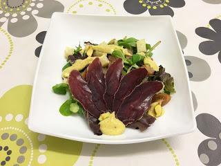 Ensalada gourmet con cecina de ciervo Ensalada gourmet con cecina de ciervo