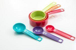 cucharas y tazas medidoras - utensilios básicos de repostería