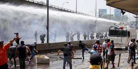 Los venezolanos continúan en las calles pese a los choques con la policía