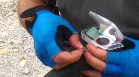 Cómo arreglar un pinchazo con un kit de parches y pegamento