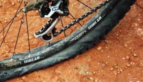 Cómo arreglar un pinchazo con un kit de parches y pegamento