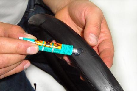 Cómo arreglar un pinchazo con un kit de parches y pegamento