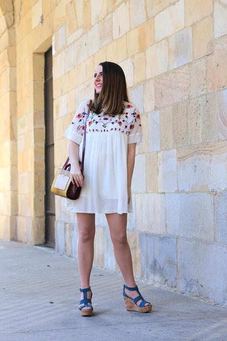 Outfit con vestido bordado