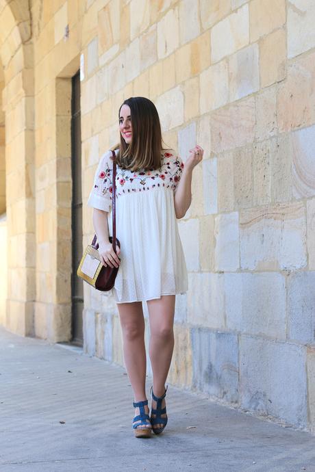Outfit con vestido bordado