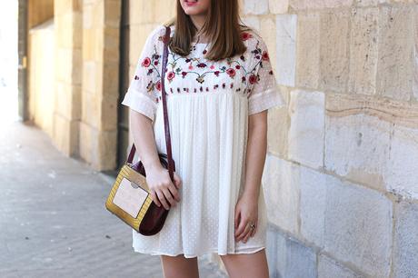 Outfit con vestido bordado