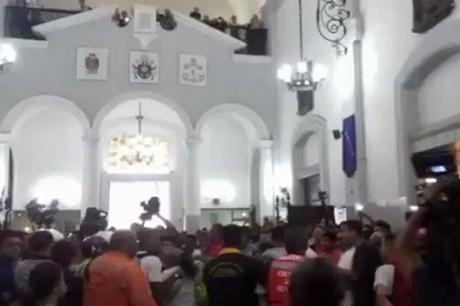 A coñazos y empujones entre chavistas y opositares termino la misa en Santa Teresa   AMEN...!!  #CCS