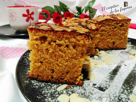 BIZCOCHO MORENO CON MIEL Y ALMENDRA BIZCOCHO MORENO CON MIEL Y ALMENDRA