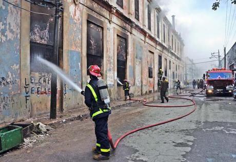 Bomberos cubanos entrenan como jugando a la “gallinita ciega”