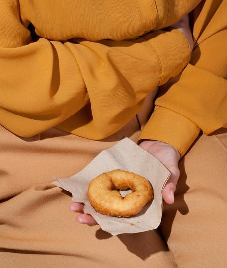 Esta fotógrafa combina la ropa de los modelos con comida