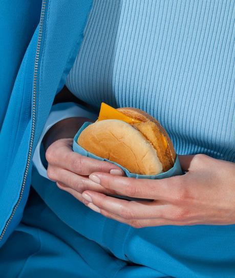 Esta fotógrafa combina la ropa de los modelos con comida