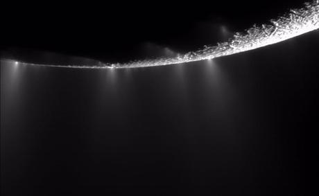 Tenemos trabajo. Encélado puede tener zonas de habitabilidad en su polo sur.