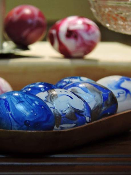 Pintando huevos de Pascua (y esmalte de uñas)