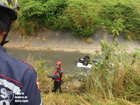 Rescatan al conductor de un vehículo que volcó y cayó al río Guaire (FOTOS)
