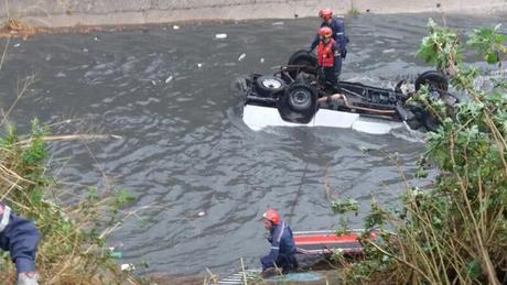 Rescatan al conductor de un vehículo que volcó y cayó al río Guaire (FOTOS)
