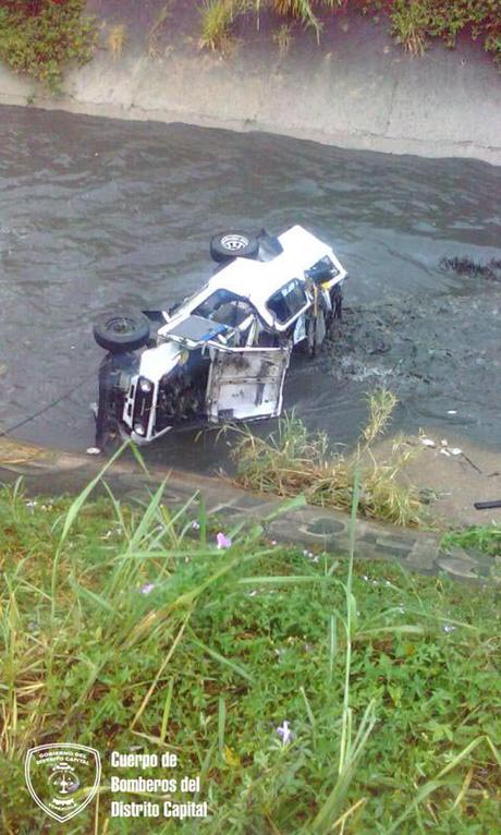 Rescatan al conductor de un vehículo que volcó y cayó al río Guaire (FOTOS)