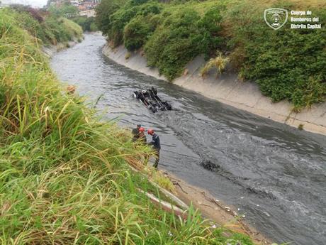 Rescatan al conductor de un vehículo que volcó y cayó al río Guaire (FOTOS)