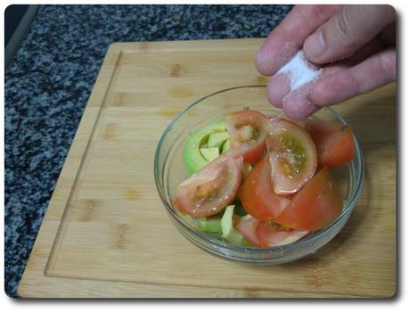 Salmón a la plancha con aguacate y tomate