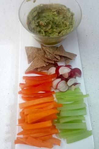 PESCADO CRUJIENTE CON CRUDITES Y GUACAMOLE