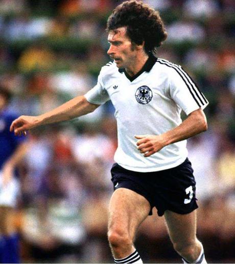 Breitner con Selección de fútbol de Alemania 1982