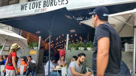 WE LOVE BURGERS , sus burgers que tardan una hora! y sus mentiras…