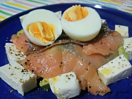 Ensalada de salmón y queso fresco
