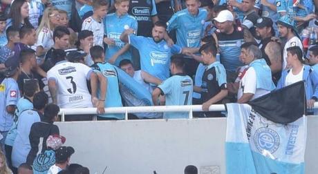 El lamentable caso del  #hincha que fue lanzado de la tribuna de un estadio de #Futbol #QEPD