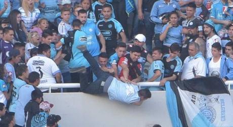 El lamentable caso del  #hincha que fue lanzado de la tribuna de un estadio de #Futbol #QEPD