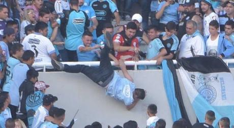 El lamentable caso del  #hincha que fue lanzado de la tribuna de un estadio de #Futbol #QEPD