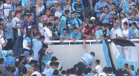 El lamentable caso del  #hincha que fue lanzado de la tribuna de un estadio de #Futbol #QEPD