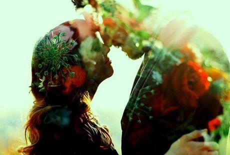 Si eres feliz, abrazas. Si eres infeliz, compras