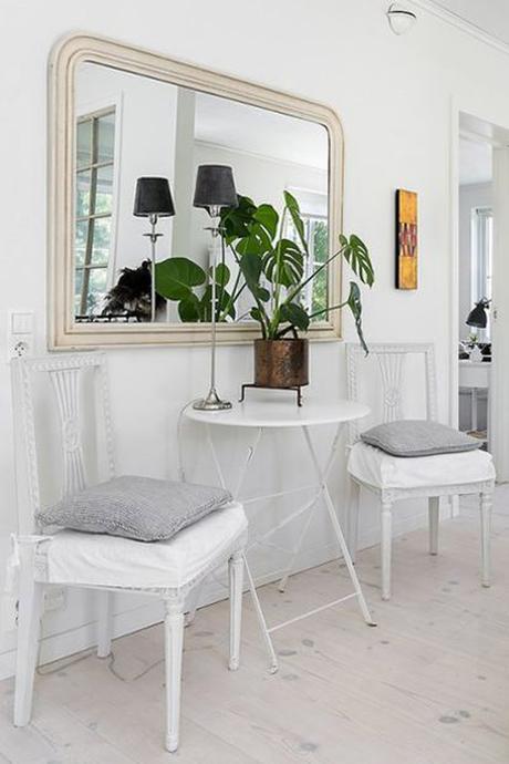 mesa de forja pintada de blanco con dos sillas